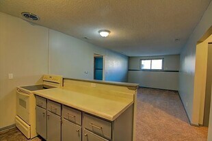 2450 Shaker Ct, Unit #1 in Bettendorf, IA - Building Photo