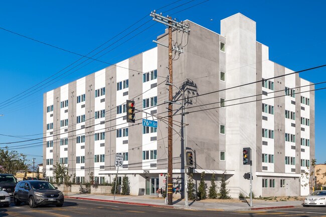 Beautiful and Spacious 1 bed/1 bath Apartment ~ Comes with Appliances, All Utilities Included, No... in Los Angeles, CA - Foto de edificio - Building Photo