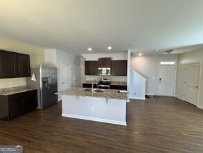 1025 Eldon Ln in Fairburn, GA - Foto de edificio - Building Photo