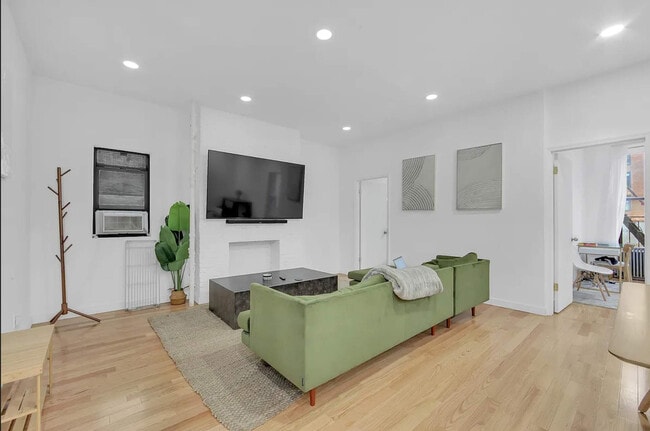 51 E Houston St in New York, NY - Building Photo - Building Photo