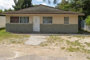1512 Oak Dr in Ft. Myers, FL - Building Photo