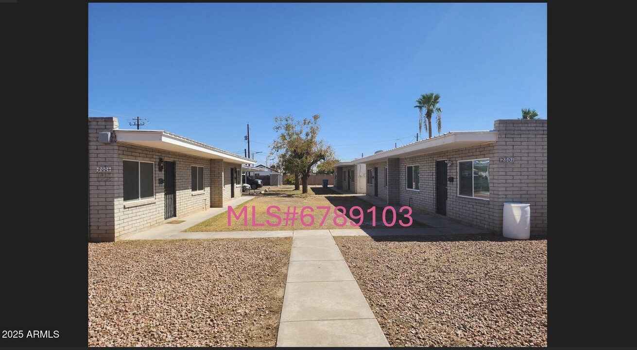 2001 W Turney Ave in Phoenix, AZ - Building Photo