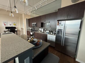 1224 W Van Buren St, Unit Apt 713 in Chicago, IL - Foto de edificio - Building Photo
