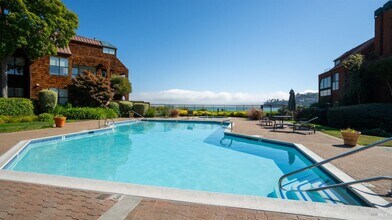 206 Paradise Dr in Tiburon, CA - Building Photo - Building Photo