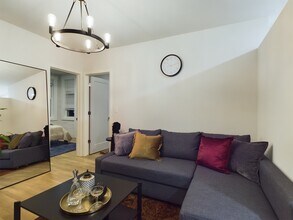 2437 W Walton St in Chicago, IL - Building Photo - Building Photo