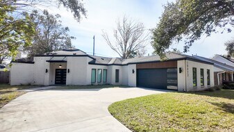 10023 Piping Rock Ln in Houston, TX - Building Photo