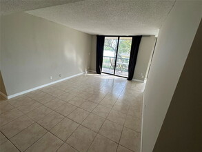 3400 Blue Lake Dr in Pompano Beach, FL - Building Photo - Building Photo