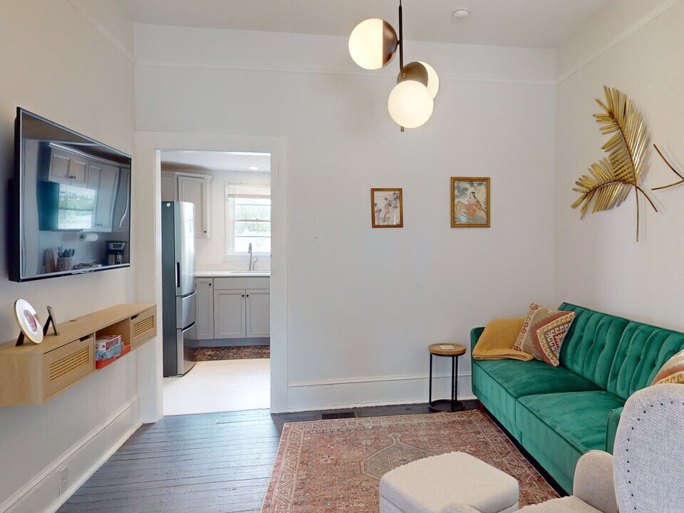 1512 Barnard St in Savannah, GA - Building Photo