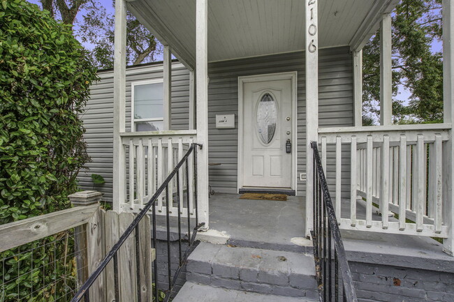 2106 Courtland Ave in Charleston, SC - Building Photo - Building Photo