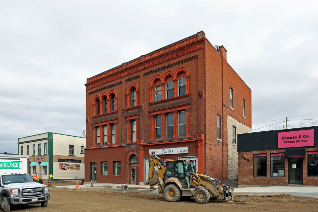 297-303 Raglan St S in Renfrew, ON - Building Photo