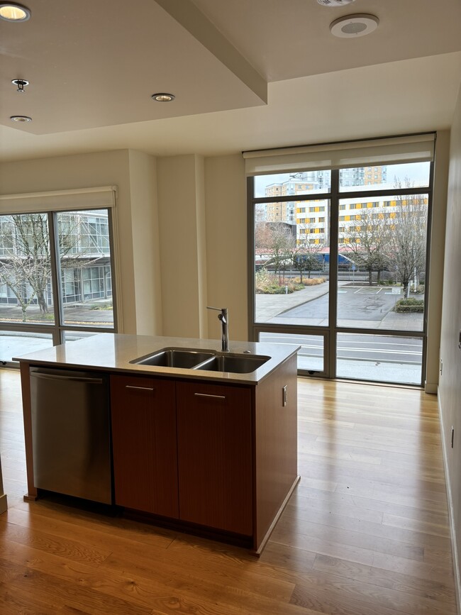 1260 NW Naito Pky, Unit 200B in Portland, OR - Foto de edificio - Building Photo