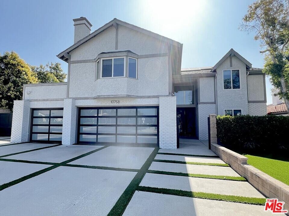 10758 Cozycroft Ave in Los Angeles, CA - Building Photo
