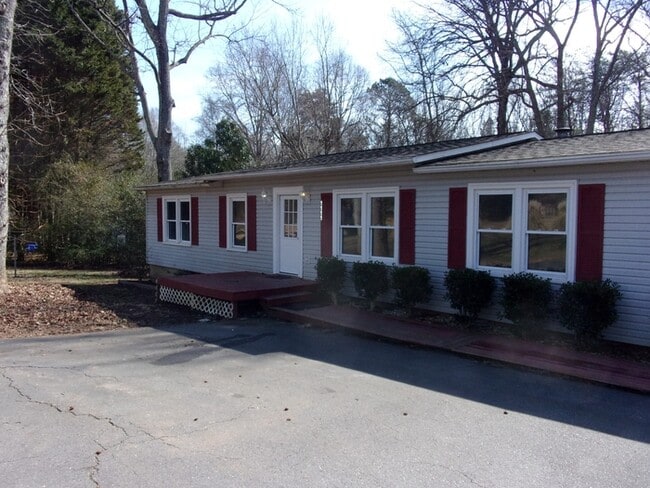 1111 Sherwood Rd in Clover, SC - Building Photo - Building Photo