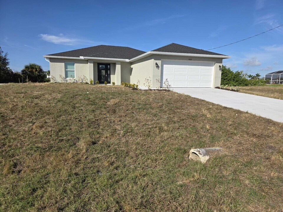 1024 NW 12th Ave in Cape Coral, FL - Building Photo