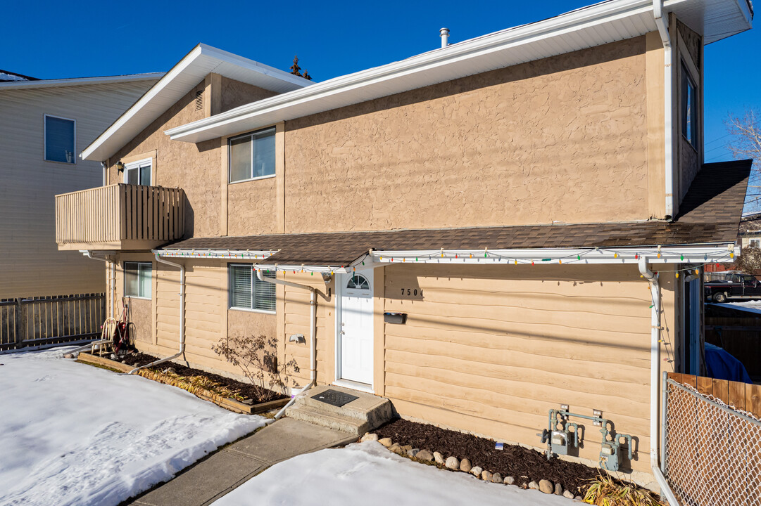 7504 41 Av NW in Calgary, AB - Building Photo