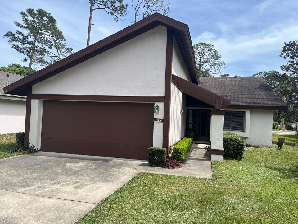 107 Meadowbrook Cir in Daytona Beach, FL - Building Photo