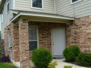 219 Hiver St in Kyle, TX - Building Photo - Building Photo