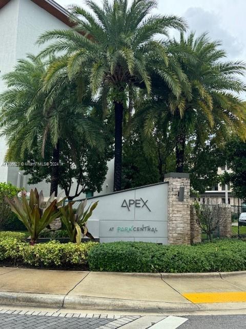 8031 NW 104th Ave in Doral, FL - Foto de edificio