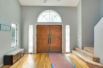 35 Bay Ave W in Hampton Bays, NY - Building Photo - Building Photo