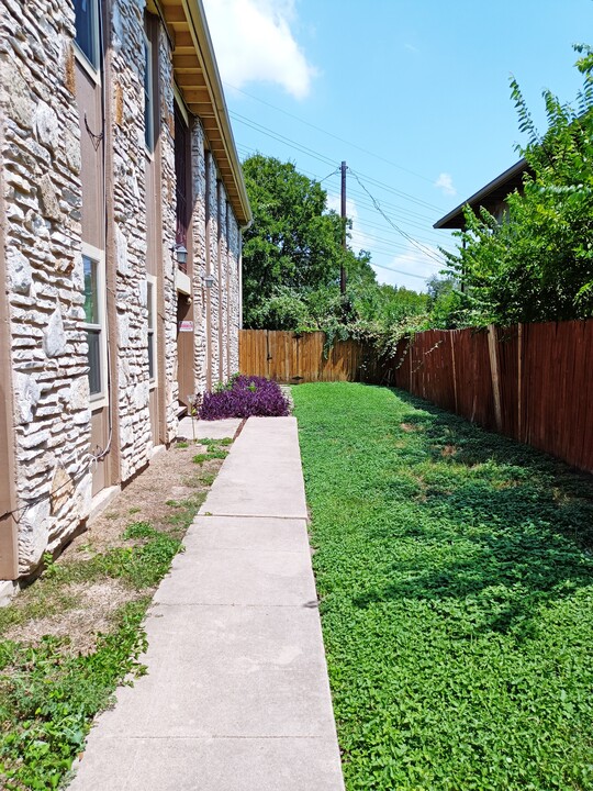 2406 Mission Hill Dr in Austin, TX - Building Photo