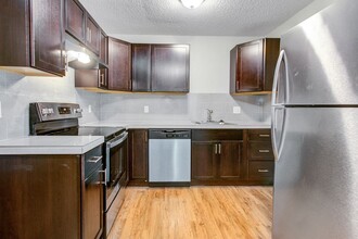 Oak Grove Terraces in Milwaukie, OR - Building Photo - Interior Photo