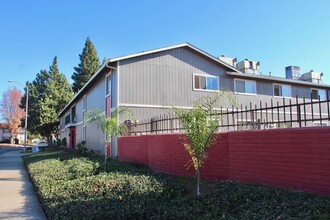 Jasmine Apartments in Yuba City, CA - Foto de edificio - Building Photo