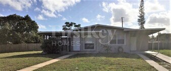900 W Bloxham St in Lantana, FL - Building Photo