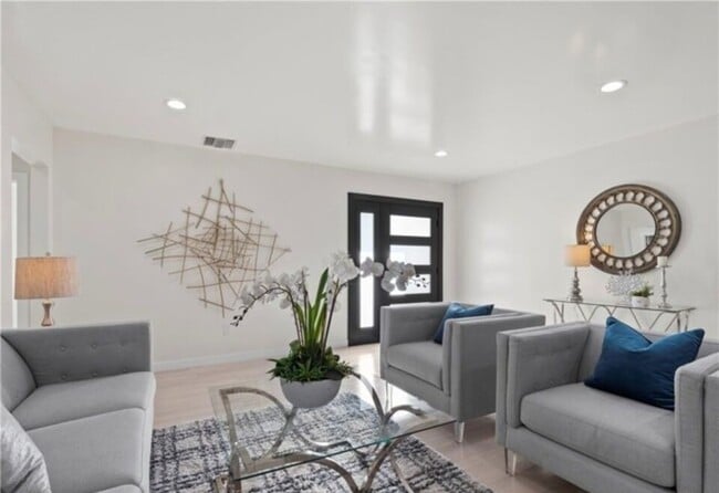 17601 Rhoda St in Encino, CA - Building Photo - Building Photo