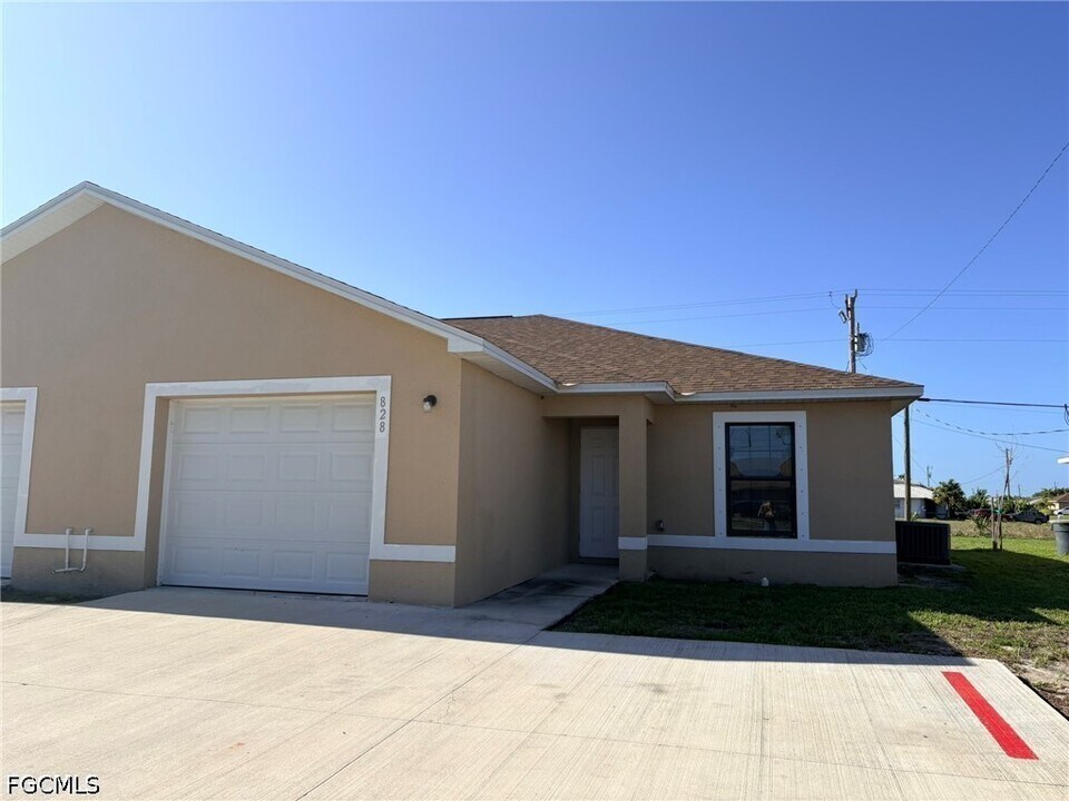 828 Gleason Pkwy in Cape Coral, FL - Building Photo