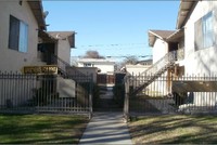 627-639 Karesh Ave in Pomona, CA - Foto de edificio - Building Photo