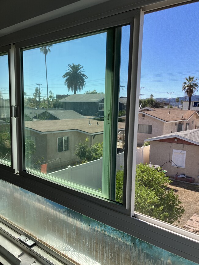 1116 E Elk Ave in Glendale, CA - Building Photo - Building Photo