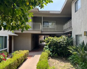 The Markwell Plaza in Valley Village, CA - Foto de edificio - Building Photo