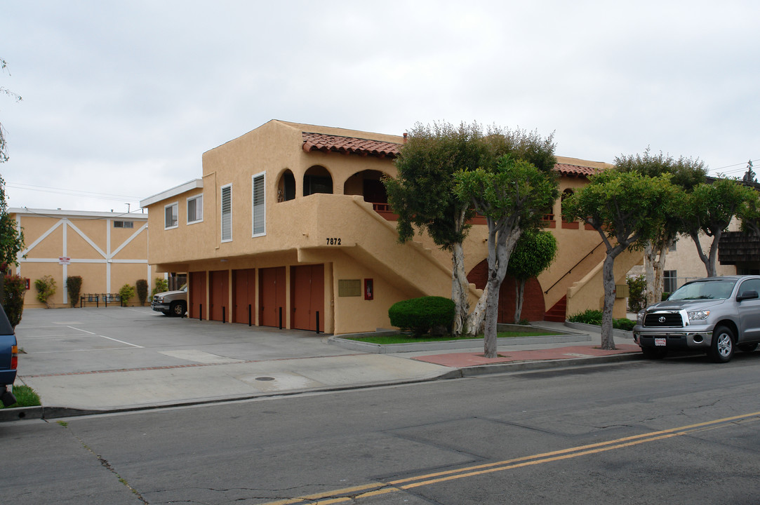 7862 Stark St in Huntington Beach, CA - Foto de edificio