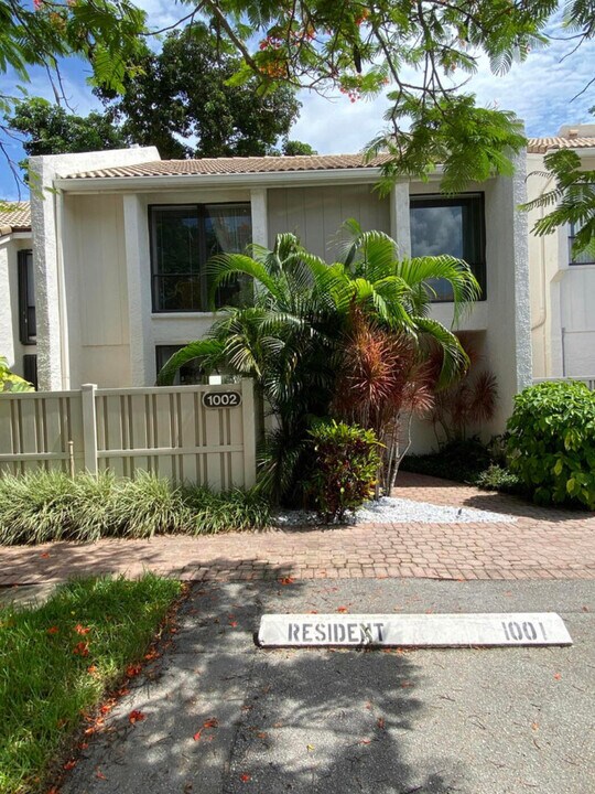 1002 Bridgewood Pl in Boca Raton, FL - Building Photo