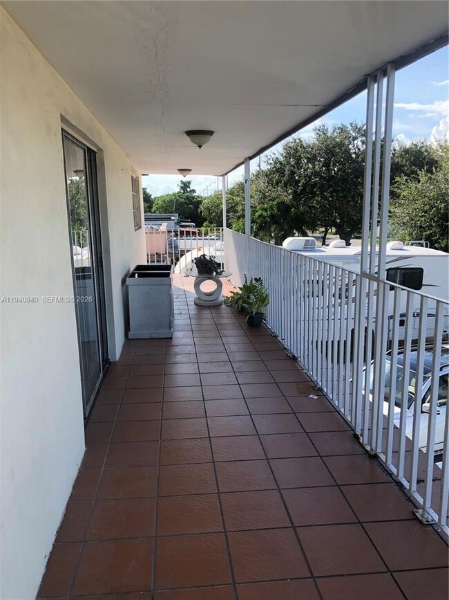 992 E 18th St in Hialeah, FL - Building Photo - Building Photo