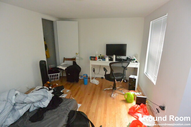 10 Shepard St, Unit 100 in Boston, MA - Foto de edificio - Building Photo