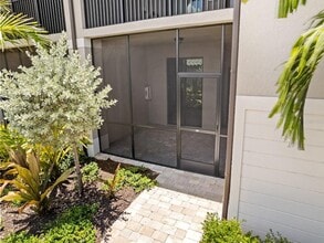 5694 Palmer Cir, Unit 105 in Bradenton, FL - Building Photo - Building Photo