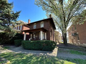 113 E Lane Ave in Columbus, OH - Building Photo