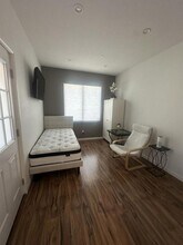 16396 Los Rosales St in San Diego, CA - Foto de edificio - Building Photo
