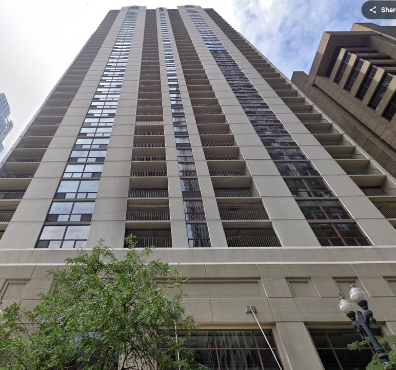 200 N Dearborn St in Chicago, IL - Building Photo