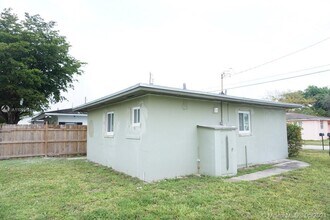 800 NW 96th St-Unit -A in Miami, FL - Building Photo - Building Photo