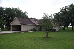 8415 Reterio Dr in West Columbia, TX - Building Photo