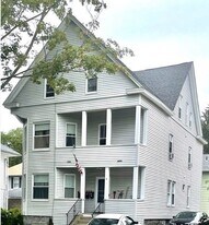 8 Manor St in Worcester, MA - Building Photo