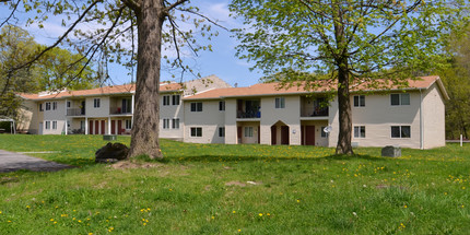 Oakbrook Manor in Ravena, NY - Foto de edificio - Building Photo