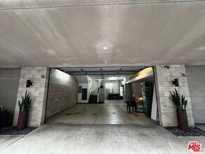 717 Highland Ave in Los Angeles, CA - Foto de edificio - Building Photo