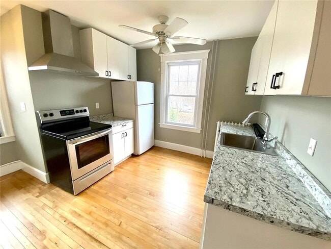 31 Bayside Ave in Newport, RI - Building Photo - Building Photo