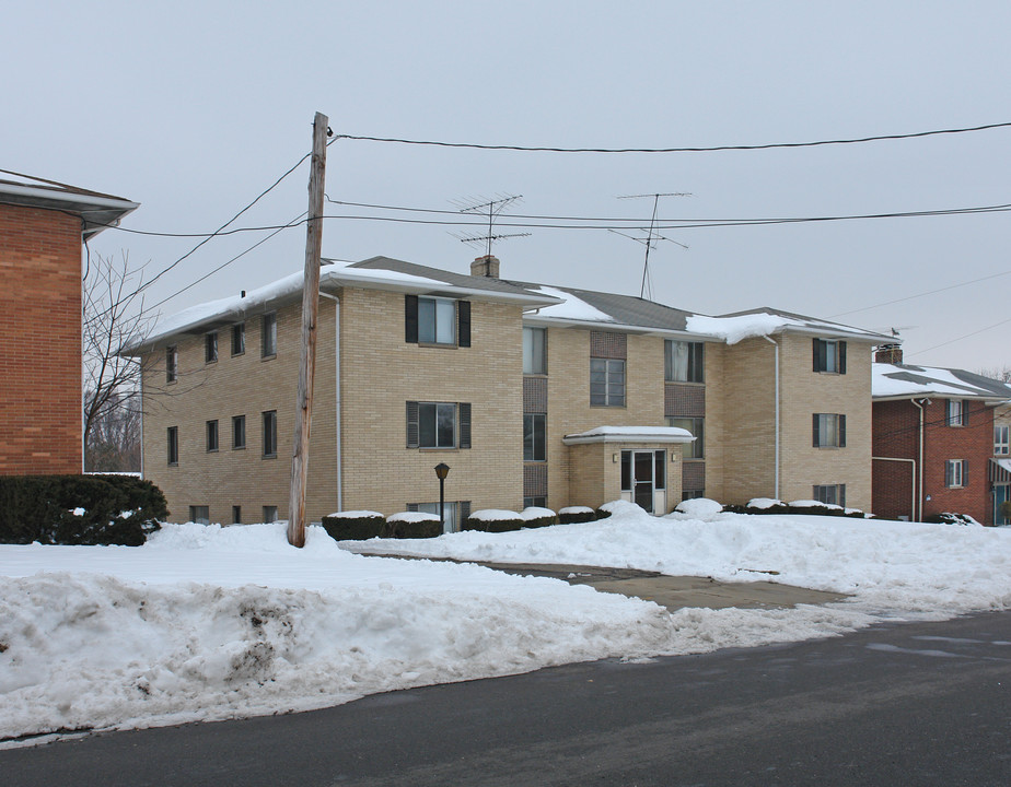 492 Treeside Dr in Akron, OH - Building Photo