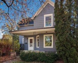 403 W Eleventh St, Unit B in Traverse City, MI - Foto de edificio - Building Photo