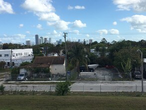 228 NW 37th St in Miami, FL - Foto de edificio - Building Photo