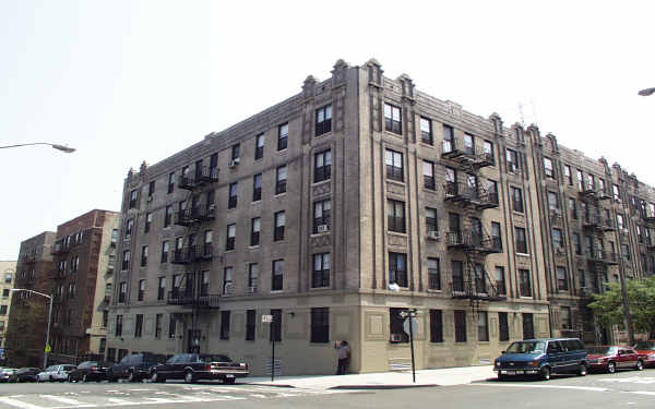 200 E 166th St in Bronx, NY - Foto de edificio - Building Photo